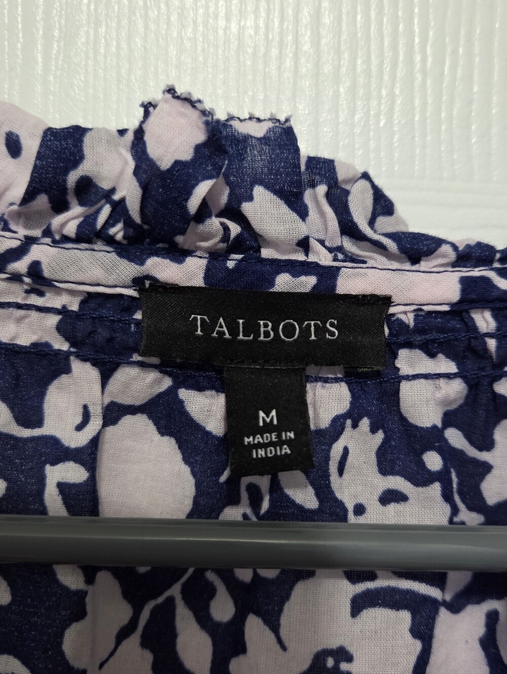 Talbots 100% Cotton Navy Pink Ditsy Floral Smocked Split Neck Top Size Medium - Picture 6 of 9